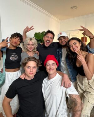 Marco Pigossi Instagram - E para comemorar o fim da greve vai ter DUMP de GEN V!!!
Começando com esse elenco maravilhoso e talentoso e divertido!!