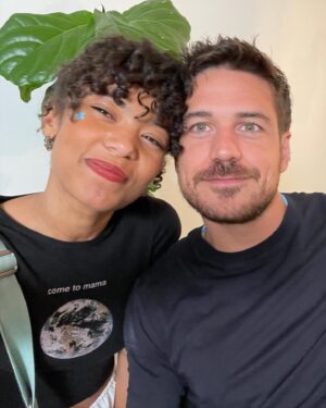 Marco Pigossi Instagram - E para comemorar o fim da greve vai ter DUMP de GEN V!!!
Começando com esse elenco maravilhoso e talentoso e divertido!!