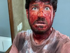 Marco Pigossi Instagram - Hoje é dia do ator! Esse ofício tão louco e tão mágico que me alimenta e me cura todos os dias ao mesmo tempo 🎭