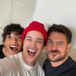 Marco Pigossi Instagram - E para comemorar o fim da greve vai ter DUMP de GEN V!!! Começando com esse elenco maravilhoso e talentoso e divertido!!