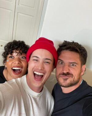 Marco Pigossi Instagram - E para comemorar o fim da greve vai ter DUMP de GEN V!!!
Começando com esse elenco maravilhoso e talentoso e divertido!!
