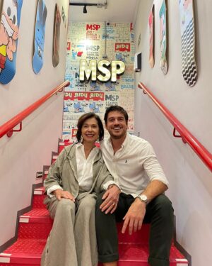 Marco Pigossi Instagram - Fui com a minha dupla preferida (mãe) conhecer a casa da Dona da Rua (Dona Mônica) e toda a turma da MSP. ❤️
O por quê vocês só vão descobrir daqui a pouco!!! 😬 #comingsoon
