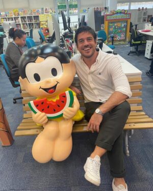 Marco Pigossi Instagram - Fui com a minha dupla preferida (mãe) conhecer a casa da Dona da Rua (Dona Mônica) e toda a turma da MSP. ❤️
O por quê vocês só vão descobrir daqui a pouco!!! 😬 #comingsoon