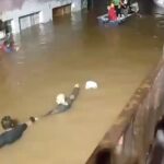 Marcos Mion Instagram - Em nenhum momento minhas orações e meu coração abandonaram os irmãos e irmãs do Rio Grande do Sul. Uma terra que eu adoro, que admiro. Ajudei, postei, usei meu espaço para falar sobre e pedir ajuda para milhões durante o show da Madonna em rede nacional (pedido da própria Globo), mas ouvi aos apelos sobre não ter colocado algo no meu feed. E as pessoas que pediram estavam certas. Todo grito por ajuda é válido. . Esses vídeos não são fáceis, mas eles trazem uma frase constantemente para mim: Super heróis de verdade não usam capa. . Eu não consigo acompanhar de perto todas imagens, áudios e relatos pq não tenho estofo. Eu não aguento. Meu cérebro sempre faz um truque de me colocar naquela situação retratada pra ficar imaginando o que as pessoas sentiram e não me tira depois. Eu entro num spiral muito negativo. Não consigo sair depois. Por isso pedi pro meu time imagens de vitória, de esperança. . Povo gaúcho, meu coração está com vocês. Que Deus proteja e acolha todos.🙏🏼 . Se vc ainda não doou, lembra que um real faz diferença! Pq se encontra com milhões de outros “um real” e assim somam-se chegando a um valor que faz diferença. . Indico o site: paraquemdoar.com.br