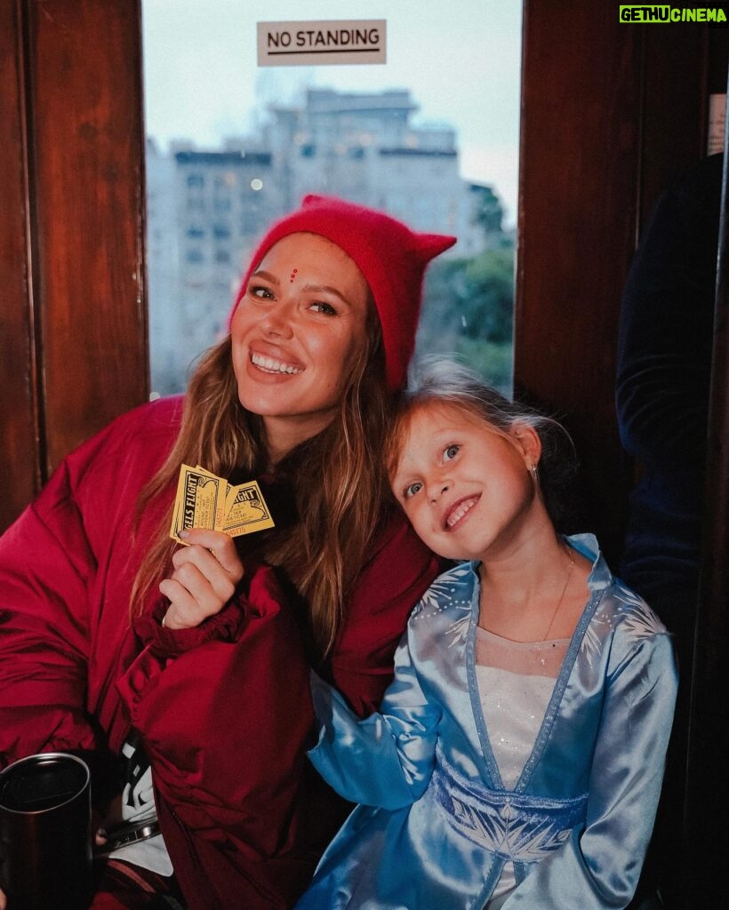 Margarita Gerasimovich Instagram - Катались сегодня на коньках в пижамах, ели банановый пломбир с солёной карамелью, катались на трамвайчике из Ла-Ла-Ленд и доедали Рождественский оливье, заботливо приготовленный нашей Аллочкой, под «Королеву бензоколонки». Чудесные дни, когда семья, как никогда, греет и радует. Как же хорошо просто…жить 🤍 Всем счастливых праздников, дорогие! Проведите их с родными и близкиии, наполняйте каждый момент любовью. Обнимаю каждого. Ph: @semyon_lebedintsev