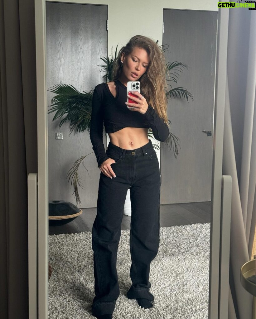 Margarita Gerasimovich Instagram - Битва луков: 1/2/3/4? *заодно волос:выпрямленные или свои волнистые?🙃