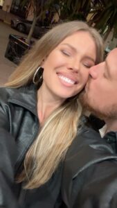 Margarita Gerasimovich Instagram - Сегодня ровно 4 года, как мы вместе Как говорит Мия - «у мамы с Федей котовщИна» 😸😸 Принимаем поздравления. И Вам тоже от всего сердца желаем любви, самой чистой 🤍 @easyg.guy , ты лучший человек во вселенной, вот это я понимаю ‘намедитировала’ 🤌🏻😅 люблю тебя! *уехали на свидание мечты 🔜 **показать, что этот сумасшедший мне подарил?🙈