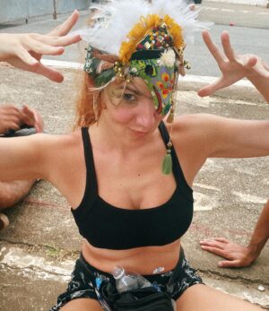 MariMoon Instagram - Passei o carnaval todo nas montanhas de boinha longe do fervo para descer direto pro @navio_pirata ✨🥳✨ com a minha família (primeira vez deles 🙌) e me jogar em absolutamente todas as rodinhas que vi passarem por mim. ☀️💦 Quem tb tava comenta aqueeeeee 🤩😛😙

Pra variar nunca consigo fazer imagens boas minhas curtindo @baianasystem visto que eu fico 100% imersa na experiência e lembro de registrar quando acaba e eu já tô só o bagaço! 😂 Mas eh isso né, viver > fazer captação audiovisual. 

🤍💦