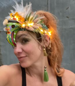 MariMoon Instagram - Passei o carnaval todo nas montanhas de boinha longe do fervo para descer direto pro @navio_pirata ✨🥳✨ com a minha família (primeira vez deles 🙌) e me jogar em absolutamente todas as rodinhas que vi passarem por mim. ☀️💦 Quem tb tava comenta aqueeeeee 🤩😛😙 Pra variar nunca consigo fazer imagens boas minhas curtindo @baianasystem visto que eu fico 100% imersa na experiência e lembro de registrar quando acaba e eu já tô só o bagaço! 😂 Mas eh isso né, viver > fazer captação audiovisual. 🤍💦