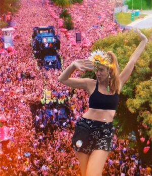 MariMoon Instagram - Passei o carnaval todo nas montanhas de boinha longe do fervo para descer direto pro @navio_pirata ✨🥳✨ com a minha família (primeira vez deles 🙌) e me jogar em absolutamente todas as rodinhas que vi passarem por mim. ☀️💦 Quem tb tava comenta aqueeeeee 🤩😛😙

Pra variar nunca consigo fazer imagens boas minhas curtindo @baianasystem visto que eu fico 100% imersa na experiência e lembro de registrar quando acaba e eu já tô só o bagaço! 😂 Mas eh isso né, viver > fazer captação audiovisual. 

🤍💦