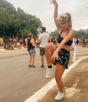 MariMoon Instagram - Passei o carnaval todo nas montanhas de boinha longe do fervo para descer direto pro @navio_pirata ✨🥳✨ com a minha família (primeira vez deles 🙌) e me jogar em absolutamente todas as rodinhas que vi passarem por mim. ☀️💦 Quem tb tava comenta aqueeeeee 🤩😛😙

Pra variar nunca consigo fazer imagens boas minhas curtindo @baianasystem visto que eu fico 100% imersa na experiência e lembro de registrar quando acaba e eu já tô só o bagaço! 😂 Mas eh isso né, viver > fazer captação audiovisual. 

🤍💦