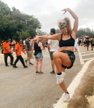 MariMoon Instagram - Passei o carnaval todo nas montanhas de boinha longe do fervo para descer direto pro @navio_pirata ✨🥳✨ com a minha família (primeira vez deles 🙌) e me jogar em absolutamente todas as rodinhas que vi passarem por mim. ☀️💦 Quem tb tava comenta aqueeeeee 🤩😛😙

Pra variar nunca consigo fazer imagens boas minhas curtindo @baianasystem visto que eu fico 100% imersa na experiência e lembro de registrar quando acaba e eu já tô só o bagaço! 😂 Mas eh isso né, viver > fazer captação audiovisual. 

🤍💦