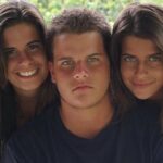 Maria Bopp Instagram - Como boa libriana, Bubu é justíssima. Como boa irmã mais velha, é protetora. Como boa Bopp, é brava. Como boa jornalista, é ótima ouvinte. Como boa roteirista, é curiosa. Como boa mulher do Murilo, é parceira. Como boa filha da minha mãe, é generosa. Como boa filha do meu pai, é exigente. Como boa irmã do meu irmão, é são paulina (e está rouca hoje). Como boa neta do meu vô, é inteligente. Como boa neta da minha vó, é arrebatadora. E mesmo seguindo o rastro de quem a criou e sendo o lastro de quem procura por um lugar seguro, a Bubu ainda é surpreendente. E pra ela mesma também, aposto! Não tenho palavras pra dizer o tanto que estou orgulhosa de você, Bu. Cê sabe. Nesse novo ano de vida, quero que se inaugure definitivamente uma nova percepção da mulher gigantesca que você é. Do tamanho do seu poder e força. Você sempre vai ser nosso ponto de encontro, nosso abastecimento e norte. E desejo que você também se sinta absolutamente tranquila em navegar suas próprias águas. Eu vou tá sempre aqui pra tudo. Que nem o Lurê falou: quero ser pra você o que você é pra todo mundo. Te amo mais que tudo, tudo, tudo! Feliz aniversário, Bubu, da Mariçoca ♥️ @brunabopp_