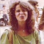 Maria Bopp Instagram - Aniversário dela. E eu queria que a história do mundo pudesse ser escrita pelo talento dela. Que todas as crianças aprendessem a ouvir Beatles com ela. Que todas as angústias fossem curadas pela escuta dela. Que todos os travesseiros carregassem o perfume dela. Que todo filme de comédia tivesse o senso de humor dela. Que toda estupidez perdesse o fôlego diante da sensibilidade dela. Que todas as pessoas, em todos os lugares do mundo, vivessem e compreendessem o amor e as dificuldades da vida, todos os dias, através do olhar dela. É minha maior sorte ser sua filha. Te amo muito, mamãe. @bettina.bopp 💙