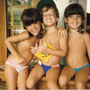 Maria Bopp Instagram - Como boa libriana, Bubu é justíssima. Como boa irmã mais velha, é protetora. Como boa Bopp, é brava. Como boa jornalista, é ótima ouvinte. Como boa roteirista, é curiosa. Como boa mulher do Murilo, é parceira. Como boa filha da minha mãe, é generosa. Como boa filha do meu pai, é exigente. Como boa irmã do meu irmão, é são paulina (e está rouca hoje). Como boa neta do meu vô, é inteligente. Como boa neta da minha vó, é arrebatadora. E mesmo seguindo o rastro de quem a criou e sendo o lastro de quem procura por um lugar seguro, a Bubu ainda é surpreendente. E pra ela mesma também, aposto! Não tenho palavras pra dizer o tanto que estou orgulhosa de você, Bu. Cê sabe. Nesse novo ano de vida, quero que se inaugure definitivamente uma nova percepção da mulher gigantesca que você é. Do tamanho do seu poder e força. Você sempre vai ser nosso ponto de encontro, nosso abastecimento e norte. E desejo que você também se sinta absolutamente tranquila em navegar suas próprias águas. Eu vou tá sempre aqui pra tudo. Que nem o Lurê falou: quero ser pra você o que você é pra todo mundo. Te amo mais que tudo, tudo, tudo! Feliz aniversário, Bubu, da Mariçoca ♥️ @brunabopp_