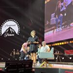 Maria Bopp Instagram - Último dia de @ccxp, montanha russa de emoções no Palco Thunder. ⚡️😮‍💨 A deusa Sabrina Sato, Rodrigo Santoro, o elenco de Dungeons & Dragons e de Teen Wolf, a despedida dos palcos internacionais de Edgar Vivar (nosso eterno Seu Barriga), além das outras atrações que não tive a sorte e honra de apresentar. Quem estava lá viu o tanto que chorei na entrevista com o Edgar - minha cara inchada na foto não me deixa mentir. E o nervosismo tomou conta quando me vi no mesmo palco que Hugh Grant, mas até arrisquei o meu sotaque britânico pra ele entender melhor o meu inglês macarrônico. Obrigada, @_anatinoco_, por me ajudar com a produção desses looks lindos mesmo tendo sido super de última hora. Obrigada, @brunabopp_, por ser brilhante em tudo que faz, por me passar tanta segurança, você é a melhor sócia e parceira que eu poderia ter. Obrigada, @forlani por esse convite! Obrigada, público da @ccxpoficial, por me receberem tão bem!