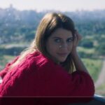Maria Bopp Instagram - No início do ano eu falei em voz alta que adoraria fazer uma comédia romântica e 10 dias depois recebi esse convite do @rafael_ecg. Um remake brasileiro de AMIZADE COLORIDA. Era bom demais pra ser verdade, achei que não podia ficar melhor. Mas ficou. O talento inesgotável do @icaro como par romântico. A produção da @bionicafilmes por trás. A direção impecável do @rafael_ecg. A adaptação esperta e deliciosa do roteiro feita pela @mazatz e pelo @rafael_ecg pro nosso Brasil e pra novos tempos também. Acabamos de terminar de filmar e eu já tô com saudades. Que sonho, sério. Quem dera fazer cinema fosse sempre assim. Agora só falta vocês assistirem. Em breve num cinema perto de você ♥️