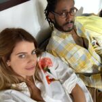 Maria Bopp Instagram - No início do ano eu falei em voz alta que adoraria fazer uma comédia romântica e 10 dias depois recebi esse convite do @rafael_ecg. Um remake brasileiro de AMIZADE COLORIDA. Era bom demais pra ser verdade, achei que não podia ficar melhor. Mas ficou. O talento inesgotável do @icaro como par romântico. A produção da @bionicafilmes por trás. A direção impecável do @rafael_ecg. A adaptação esperta e deliciosa do roteiro feita pela @mazatz e pelo @rafael_ecg pro nosso Brasil e pra novos tempos também. Acabamos de terminar de filmar e eu já tô com saudades. Que sonho, sério. Quem dera fazer cinema fosse sempre assim. Agora só falta vocês assistirem. Em breve num cinema perto de você ♥️