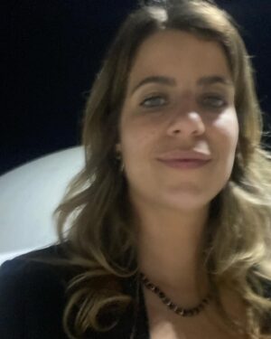 Maria Bopp Instagram - No dia que fez um mês da invasão dos terroristas nas nossas instituições democráticas, eu estive no Palácio do Planalto. Ontem fizemos um primeiro encontro de artistas e influenciadores com Lula pra discutirmos, principalmente, a importância da comunicação do governo nos próximos quatro anos. Falamos como nós, apoiadores do Lula e que temos um alcance grande nas redes, podemos ser pontes para que todas as ações realizadas pelo governo cheguem de fato na população - sendo a maior dificuldade, ainda, o combate às fake news. A real é que a gente não deve deixar a disposição pra conversar com quem pensa diferente da gente só em época de campanha. O “vira-voto” tem que ser todo dia. É cansativo, mas é necessário e ontem foi um dia tão lindo que eu saí com muito gás. Tô pensando numas ideias do que fazer pra deixar essa ponte governo-população mais acessível. Vou tentar estruturar isso melhor e conto pra vcs. Obrigada, @janjalula maravilhosa pelo convite, e obrigada a todos pela troca inspiradora de ontem. Bora nois ♥️
