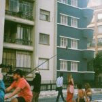 Maria Bopp Instagram - No início do ano eu falei em voz alta que adoraria fazer uma comédia romântica e 10 dias depois recebi esse convite do @rafael_ecg. Um remake brasileiro de AMIZADE COLORIDA. Era bom demais pra ser verdade, achei que não podia ficar melhor. Mas ficou. O talento inesgotável do @icaro como par romântico. A produção da @bionicafilmes por trás. A direção impecável do @rafael_ecg. A adaptação esperta e deliciosa do roteiro feita pela @mazatz e pelo @rafael_ecg pro nosso Brasil e pra novos tempos também. Acabamos de terminar de filmar e eu já tô com saudades. Que sonho, sério. Quem dera fazer cinema fosse sempre assim. Agora só falta vocês assistirem. Em breve num cinema perto de você ♥️