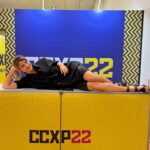 Maria Bopp Instagram - Último dia de @ccxp, montanha russa de emoções no Palco Thunder. ⚡️😮‍💨 A deusa Sabrina Sato, Rodrigo Santoro, o elenco de Dungeons & Dragons e de Teen Wolf, a despedida dos palcos internacionais de Edgar Vivar (nosso eterno Seu Barriga), além das outras atrações que não tive a sorte e honra de apresentar. Quem estava lá viu o tanto que chorei na entrevista com o Edgar - minha cara inchada na foto não me deixa mentir. E o nervosismo tomou conta quando me vi no mesmo palco que Hugh Grant, mas até arrisquei o meu sotaque britânico pra ele entender melhor o meu inglês macarrônico. Obrigada, @_anatinoco_, por me ajudar com a produção desses looks lindos mesmo tendo sido super de última hora. Obrigada, @brunabopp_, por ser brilhante em tudo que faz, por me passar tanta segurança, você é a melhor sócia e parceira que eu poderia ter. Obrigada, @forlani por esse convite! Obrigada, público da @ccxpoficial, por me receberem tão bem!