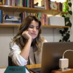 Maria Bopp Instagram - Fazendo a minha lista de ideias e resoluções pra esse ano novo, eu pretendo: - finalmente ter a coragem de tirar algum projeto autoral do papel - parar de adiar meu desejo de viajar sozinha - vencer a vergonha de cantar e tocar violão São três resoluções desafiadoras pra mim, em menor ou maior escala. Não é fácil passar a arrebentação de certos medos e constrangimentos. E nunca temos garantia de nada, mas eu sei que pra qualquer perrengue, tensão ou imprevisto, pelo menos eu posso contar com a proteção de Rexona Clinical, o melhor antitranspirante em aerosol do mercado. 🤍