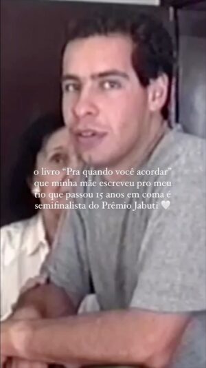 Maria Bopp Instagram - Minha mãe é muito poderosa. Pegou a grande dor da sua vida, que foi ver seu irmão mais velho entrar em coma, e transformou em escrita. Primeiro foi um blog. Depois virou um livro. Hoje esse livro é semifinalista do @premiojabuti na categoria Crônicas. Sinto um orgulho inexplicável da minha mãe. Fala sério, primeiro livro da vida indicado no Jabuti??? @bettina.bopp, como você é foda! Obrigada aos jurados por esse reconhecimento do talento e sensibilidade da minha mãe. Que a escrita dela ajude outros a atravessarem suas dores. Meu tio Má deve estar gargalhando de alegria de onde estiver 🤍🤍🤍 @planetadelivrosbrasil