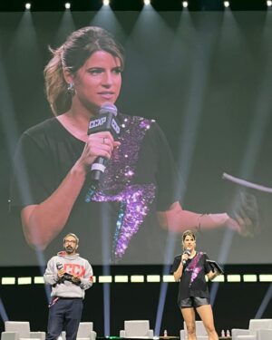 Maria Bopp Instagram - cansada e feliz depois do primeiro dia de @ccxpoficial, co-apresentando o Palco Thunder com o @forlani. ⚡️ nunca apresentei um palco ao vivo pruma plateia tão gigante e passional como essa. ainda mais falando em inglês e entrevistando ídolos meus! nesse momento os meus divertidamente estão nadando numa piscina de adrenalina. obrigada ao público que tava lá ao vivo hoje. estarei lá até domingo e tem muuuuito mais coisa por vir. só espero não virar meme pelos motivos errados, de resto tudo pode acontecer. bora nois ⚡️