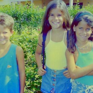 Maria Bopp Instagram - Como boa libriana, Bubu é justíssima. Como boa irmã mais velha, é protetora. Como boa Bopp, é brava. Como boa jornalista, é ótima ouvinte. Como boa roteirista, é curiosa. Como boa mulher do Murilo, é parceira. Como boa filha da minha mãe, é generosa. Como boa filha do meu pai, é exigente. Como boa irmã do meu irmão, é são paulina (e está rouca hoje). Como boa neta do meu vô, é inteligente. Como boa neta da minha vó, é arrebatadora. E mesmo seguindo o rastro de quem a criou e sendo o lastro de quem procura por um lugar seguro, a Bubu ainda é surpreendente. E pra ela mesma também, aposto! Não tenho palavras pra dizer o tanto que estou orgulhosa de você, Bu. Cê sabe. Nesse novo ano de vida, quero que se inaugure definitivamente uma nova percepção da mulher gigantesca que você é. Do tamanho do seu poder e força. Você sempre vai ser nosso ponto de encontro, nosso abastecimento e norte. E desejo que você também se sinta absolutamente tranquila em navegar suas próprias águas. Eu vou tá sempre aqui pra tudo. Que nem o Lurê falou: quero ser pra você o que você é pra todo mundo. Te amo mais que tudo, tudo, tudo! Feliz aniversário, Bubu, da Mariçoca ♥️ @brunabopp_