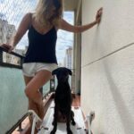 Maria Bopp Instagram - meu cachorrinho e eu 🖤