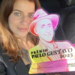 Maria Bopp Instagram - Hoje eu vim até Brasília receber o meu Prêmio Paulo Gustavo, homenagem criada pela Comissão de Cultura da Câmara dos Deputados a artistas que contribuíram pra cultura brasileira através da comédia e humor 🥹♥️ Fiquei muito feliz de ter sido escolhida logo na primeira edição! Não poderia estar mais honrada de ter sido indicada pela gigante deputada @jandira_feghali, responsável pela criação das Leis Paulo Gustavo e Aldir Blanc e cuja luta incansável pela cultura me inspira e tranquiliza. Hoje me senti muito realizada e reconhecida por todo tempo e energia que investi na Blogueirinha do Fim do Mundo, personagem que criei pra gente rir em uma época que o Brasil não tinha a menor graça. Aliviada de finalmente termos virado essa página (e com mais um capítulo importante a se desenrolar amanhã, com o capeta se tornando inelegível, se tudo der certo!🍀). Obrigada a todos os deputados que votaram em mim! Obrigada a todo mundo que acompanha e apoia meu trabalho. Viva nossa cultura, o MinC, a nossa arte e humor. Viva Paulo Gustavo e seu legado gigantesco. Hoje vou dormir feliz ♥️
