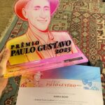 Maria Bopp Instagram - Hoje eu vim até Brasília receber o meu Prêmio Paulo Gustavo, homenagem criada pela Comissão de Cultura da Câmara dos Deputados a artistas que contribuíram pra cultura brasileira através da comédia e humor 🥹♥️ Fiquei muito feliz de ter sido escolhida logo na primeira edição! Não poderia estar mais honrada de ter sido indicada pela gigante deputada @jandira_feghali, responsável pela criação das Leis Paulo Gustavo e Aldir Blanc e cuja luta incansável pela cultura me inspira e tranquiliza. Hoje me senti muito realizada e reconhecida por todo tempo e energia que investi na Blogueirinha do Fim do Mundo, personagem que criei pra gente rir em uma época que o Brasil não tinha a menor graça. Aliviada de finalmente termos virado essa página (e com mais um capítulo importante a se desenrolar amanhã, com o capeta se tornando inelegível, se tudo der certo!🍀). Obrigada a todos os deputados que votaram em mim! Obrigada a todo mundo que acompanha e apoia meu trabalho. Viva nossa cultura, o MinC, a nossa arte e humor. Viva Paulo Gustavo e seu legado gigantesco. Hoje vou dormir feliz ♥️