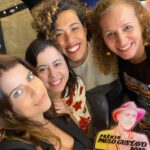 Maria Bopp Instagram - Hoje eu vim até Brasília receber o meu Prêmio Paulo Gustavo, homenagem criada pela Comissão de Cultura da Câmara dos Deputados a artistas que contribuíram pra cultura brasileira através da comédia e humor 🥹♥️ Fiquei muito feliz de ter sido escolhida logo na primeira edição! Não poderia estar mais honrada de ter sido indicada pela gigante deputada @jandira_feghali, responsável pela criação das Leis Paulo Gustavo e Aldir Blanc e cuja luta incansável pela cultura me inspira e tranquiliza. Hoje me senti muito realizada e reconhecida por todo tempo e energia que investi na Blogueirinha do Fim do Mundo, personagem que criei pra gente rir em uma época que o Brasil não tinha a menor graça. Aliviada de finalmente termos virado essa página (e com mais um capítulo importante a se desenrolar amanhã, com o capeta se tornando inelegível, se tudo der certo!🍀). Obrigada a todos os deputados que votaram em mim! Obrigada a todo mundo que acompanha e apoia meu trabalho. Viva nossa cultura, o MinC, a nossa arte e humor. Viva Paulo Gustavo e seu legado gigantesco. Hoje vou dormir feliz ♥️