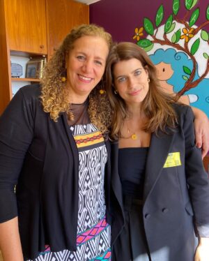 Maria Bopp Instagram - Hoje eu vim até Brasília receber o meu Prêmio Paulo Gustavo, homenagem criada pela Comissão de Cultura da Câmara dos Deputados a artistas que contribuíram pra cultura brasileira através da comédia e humor 🥹♥️ Fiquei muito feliz de ter sido escolhida logo na primeira edição! Não poderia estar mais honrada de ter sido indicada pela gigante deputada @jandira_feghali, responsável pela criação das Leis Paulo Gustavo e Aldir Blanc e cuja luta incansável pela cultura me inspira e tranquiliza. Hoje me senti muito realizada e reconhecida por todo tempo e energia que investi na Blogueirinha do Fim do Mundo, personagem que criei pra gente rir em uma época que o Brasil não tinha a menor graça. Aliviada de finalmente termos virado essa página (e com mais um capítulo importante a se desenrolar amanhã, com o capeta se tornando inelegível, se tudo der certo!🍀). Obrigada a todos os deputados que votaram em mim! Obrigada a todo mundo que acompanha e apoia meu trabalho. Viva nossa cultura, o MinC, a nossa arte e humor. Viva Paulo Gustavo e seu legado gigantesco. Hoje vou dormir feliz ♥️