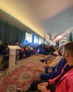 Maria Bopp Instagram - Hoje eu vim até Brasília receber o meu Prêmio Paulo Gustavo, homenagem criada pela Comissão de Cultura da Câmara dos Deputados a artistas que contribuíram pra cultura brasileira através da comédia e humor 🥹♥️ Fiquei muito feliz de ter sido escolhida logo na primeira edição! Não poderia estar mais honrada de ter sido indicada pela gigante deputada @jandira_feghali, responsável pela criação das Leis Paulo Gustavo e Aldir Blanc e cuja luta incansável pela cultura me inspira e tranquiliza. Hoje me senti muito realizada e reconhecida por todo tempo e energia que investi na Blogueirinha do Fim do Mundo, personagem que criei pra gente rir em uma época que o Brasil não tinha a menor graça. Aliviada de finalmente termos virado essa página (e com mais um capítulo importante a se desenrolar amanhã, com o capeta se tornando inelegível, se tudo der certo!🍀). Obrigada a todos os deputados que votaram em mim! Obrigada a todo mundo que acompanha e apoia meu trabalho. Viva nossa cultura, o MinC, a nossa arte e humor. Viva Paulo Gustavo e seu legado gigantesco. Hoje vou dormir feliz ♥️