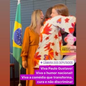 Maria Bopp Instagram - Hoje eu vim até Brasília receber o meu Prêmio Paulo Gustavo, homenagem criada pela Comissão de Cultura da Câmara dos Deputados a artistas que contribuíram pra cultura brasileira através da comédia e humor 🥹♥️ Fiquei muito feliz de ter sido escolhida logo na primeira edição! Não poderia estar mais honrada de ter sido indicada pela gigante deputada @jandira_feghali, responsável pela criação das Leis Paulo Gustavo e Aldir Blanc e cuja luta incansável pela cultura me inspira e tranquiliza. Hoje me senti muito realizada e reconhecida por todo tempo e energia que investi na Blogueirinha do Fim do Mundo, personagem que criei pra gente rir em uma época que o Brasil não tinha a menor graça. Aliviada de finalmente termos virado essa página (e com mais um capítulo importante a se desenrolar amanhã, com o capeta se tornando inelegível, se tudo der certo!🍀). Obrigada a todos os deputados que votaram em mim! Obrigada a todo mundo que acompanha e apoia meu trabalho. Viva nossa cultura, o MinC, a nossa arte e humor. Viva Paulo Gustavo e seu legado gigantesco. Hoje vou dormir feliz ♥️