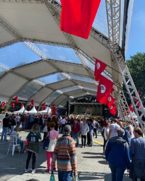 Maria Bopp Instagram - 4ª edição da Feira Nacional da Reforma Agrária. Muita comida boa, produtos orgânicos, fitoterápicos, música, céu azul, gente linda e de esquerda. Dia maravilhoso ♥️