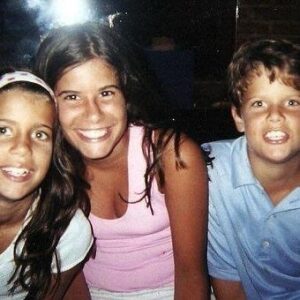 Maria Bopp Instagram - Como boa libriana, Bubu é justíssima. Como boa irmã mais velha, é protetora. Como boa Bopp, é brava. Como boa jornalista, é ótima ouvinte. Como boa roteirista, é curiosa. Como boa mulher do Murilo, é parceira. Como boa filha da minha mãe, é generosa. Como boa filha do meu pai, é exigente. Como boa irmã do meu irmão, é são paulina (e está rouca hoje). Como boa neta do meu vô, é inteligente. Como boa neta da minha vó, é arrebatadora. E mesmo seguindo o rastro de quem a criou e sendo o lastro de quem procura por um lugar seguro, a Bubu ainda é surpreendente. E pra ela mesma também, aposto! Não tenho palavras pra dizer o tanto que estou orgulhosa de você, Bu. Cê sabe. Nesse novo ano de vida, quero que se inaugure definitivamente uma nova percepção da mulher gigantesca que você é. Do tamanho do seu poder e força. Você sempre vai ser nosso ponto de encontro, nosso abastecimento e norte. E desejo que você também se sinta absolutamente tranquila em navegar suas próprias águas. Eu vou tá sempre aqui pra tudo. Que nem o Lurê falou: quero ser pra você o que você é pra todo mundo. Te amo mais que tudo, tudo, tudo! Feliz aniversário, Bubu, da Mariçoca ♥️ @brunabopp_
