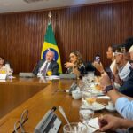 Maria Bopp Instagram - No dia que fez um mês da invasão dos terroristas nas nossas instituições democráticas, eu estive no Palácio do Planalto. Ontem fizemos um primeiro encontro de artistas e influenciadores com Lula pra discutirmos, principalmente, a importância da comunicação do governo nos próximos quatro anos. Falamos como nós, apoiadores do Lula e que temos um alcance grande nas redes, podemos ser pontes para que todas as ações realizadas pelo governo cheguem de fato na população - sendo a maior dificuldade, ainda, o combate às fake news. A real é que a gente não deve deixar a disposição pra conversar com quem pensa diferente da gente só em época de campanha. O “vira-voto” tem que ser todo dia. É cansativo, mas é necessário e ontem foi um dia tão lindo que eu saí com muito gás. Tô pensando numas ideias do que fazer pra deixar essa ponte governo-população mais acessível. Vou tentar estruturar isso melhor e conto pra vcs. Obrigada, @janjalula maravilhosa pelo convite, e obrigada a todos pela troca inspiradora de ontem. Bora nois ♥️