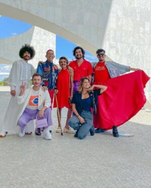 Maria Bopp Instagram - No dia que fez um mês da invasão dos terroristas nas nossas instituições democráticas, eu estive no Palácio do Planalto. Ontem fizemos um primeiro encontro de artistas e influenciadores com Lula pra discutirmos, principalmente, a importância da comunicação do governo nos próximos quatro anos. Falamos como nós, apoiadores do Lula e que temos um alcance grande nas redes, podemos ser pontes para que todas as ações realizadas pelo governo cheguem de fato na população - sendo a maior dificuldade, ainda, o combate às fake news. A real é que a gente não deve deixar a disposição pra conversar com quem pensa diferente da gente só em época de campanha. O “vira-voto” tem que ser todo dia. É cansativo, mas é necessário e ontem foi um dia tão lindo que eu saí com muito gás. Tô pensando numas ideias do que fazer pra deixar essa ponte governo-população mais acessível. Vou tentar estruturar isso melhor e conto pra vcs. Obrigada, @janjalula maravilhosa pelo convite, e obrigada a todos pela troca inspiradora de ontem. Bora nois ♥️