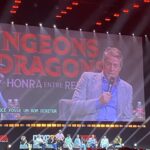 Maria Bopp Instagram - Último dia de @ccxp, montanha russa de emoções no Palco Thunder. ⚡️😮‍💨 A deusa Sabrina Sato, Rodrigo Santoro, o elenco de Dungeons & Dragons e de Teen Wolf, a despedida dos palcos internacionais de Edgar Vivar (nosso eterno Seu Barriga), além das outras atrações que não tive a sorte e honra de apresentar. Quem estava lá viu o tanto que chorei na entrevista com o Edgar - minha cara inchada na foto não me deixa mentir. E o nervosismo tomou conta quando me vi no mesmo palco que Hugh Grant, mas até arrisquei o meu sotaque britânico pra ele entender melhor o meu inglês macarrônico. Obrigada, @_anatinoco_, por me ajudar com a produção desses looks lindos mesmo tendo sido super de última hora. Obrigada, @brunabopp_, por ser brilhante em tudo que faz, por me passar tanta segurança, você é a melhor sócia e parceira que eu poderia ter. Obrigada, @forlani por esse convite! Obrigada, público da @ccxpoficial, por me receberem tão bem!