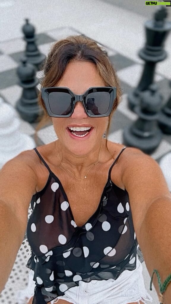 Maria Fernanda Callejón Instagram - AJEDREZ ♟️ En esta luna llena de este #2424 anímate a … “Patear el tablero” Aprovecha para mover las fichas o piezas , para que venga todo lo nuevo a tu vida!!! Soy una convencida que en el hacer , en el darle movimiento a mis hábitos cotidianos es donde aparece lo nuevo!!! Y así nos reinventamos , reciclamos y reversionamos nuestro SER YO para evolucionar!!! Te animas a hacerlo conmigo? Si es SI comenta #hechoesta 🙌💪🌑