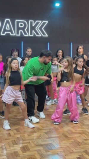 Maria Fernanda Callejón Instagram - Feliz día del bailarin/a Hijita!!!
Orgullosa de tus primeros pasos como bailarina ,sé que amas la danza como me pasa a mí, que empecé  como vos , cuando era chiquita ! y aunque hace mucho que no bailo nunca se va ese espíritu y ese amor por este arte que nos da la posibilidad de expresarnos libremente! Y a través de tu aprendizaje quiero felicitar a @emirabdulgani  y lo extiendo a todos los bailarines/as en su día! 
PD: seguí así hijita , formándote para que en un futuro te conviertas en lo que queres ser ❤️
@estudiothepark