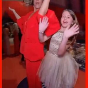 Maria Fernanda Callejón Instagram - Dos al hilo❤️❤️
@revistacaras 
#caras30años #galacaras