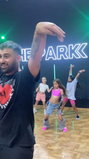 Maria Fernanda Callejón Instagram - Y LLEGO EL DIA! 💜 
Hoy es un día muuuuy importante para @giodiotto xq? Porque por fin  comenzó el seminario del Gran @emirabdulgani  en @estudiothepark Gio espero ansiosa poder vivir esta maravillosa experiencia de aprender con el mejor profesor de “Baile Urbano “ que existe en el mundo mundial !!! Un sueño cumplido para vos hijita , qué emoción acompañarte en este camino  donde, expresarás toda tu pasión x este arte !! aprenderás mucho y  te nutrirás para algún día ser lo que soñas ser ! Aquí estamos apoyándote en todo 
Increíble experiencia más de 80 chicos bailando !!! Uffff morí de amor!!!!
Éxitos mi @giodiotto  #teamohijita