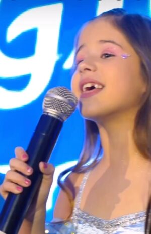 Maria Fernanda Callejón Instagram - Hoy me sorprendiste una vez más!
Hijita!! Hace tiempo me venias diciendo que estabas escribiendo una canción 🎵 Y escucharla cantada con tu vocecita dulce y privilegiada !!! Cuanta emoción tengo!Como mamá se me infla el pecho de orgullo viéndote ser feliz con lo que te gusta hacer!Vamos mi pequeña! A cumplir tus sueños! Mamá te aplaude de pie y cada pasito que des como artista allí estaré