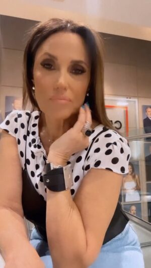 Maria Fernanda Callejón Instagram - Alguien dijo LOOKAZO!
falda midi Jeans @marcustomstyle 
#hairstyle  @alecampospeluqueria 
@durodedomarc5n 
Les gusta este look ? Entices méteme un ❤️😉