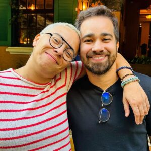 Maria Gadú Instagram - trabalhar com arte é ou deveria ser um prazer. nesse caso aqui ó, de trabalhar com um amigo, o irmão que o @miltonbitucanascimento me deu, é demais! pensar possibilidades, sonhar e realizar, dar risada e se divertir! Isso a gente já faz há anos, em casa, em horas no telefone na madrugada, nos feriados, natais ou em dias comuns vendo novelinha. Augustinho, meu irmao! Vamos nessa, a gente tá aqui pra comemorar e ampliar ainda mais nossa vontade de fazer música com amor! Te amo!!! Gratidão por trazer tb @raphaelpulga e @fernandadavid que nos enchem de shows e comida boa!!! Sorrisão no rosto e som na caixa♥️♥️♥️
.
agora essa jovem senhorinha é @nascimentomusica 🎙️