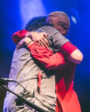 Maria Gadú Instagram - foram dias e noites de amor e brilho. uma honra subir ao palco com meu querido @paulinhomoska e suas canções magníficas, que tanto fazem parte das relíquias que guardo no coração. maior honra ainda, é desfrutar de sua companhia, sua amizade, e poder rir de doer a barriga com essas amizades tão lindas @leandroquirogaferreres @tina.zenn @passarohippie @vicentepbarros @paulinhobarroso e meu amor @popi.itapema !!! Obrigada @medioymedio , obrigada Moska! Obrigada, gente! ♥️♥️♥️♥️
.
As fotos estão misturadas, mas são do @paulinhobarroso , da @popi.itapema e do @maurirod.uy . menos a do mar neon, que tirei humildemente com meu aparelho telefônico 💥