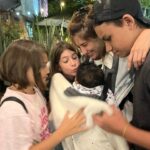 Maria Gadú Instagram - bom dia, domingo! o show ontem foi lindo, como foi o de São Paulo e o Bh e de tantos outros que eu relapsei na postagem. Não sou boa nisso. Mais tarde vou fazer um compilado mostrando que houve amor, pessoas, muitas pessoas, e Glória! Agora não posso pq estou presa no amor infinito que minha família forma. mordi igualmente todas essas coxinhas que quando gorduchas nos paralisavam, cheirei suas cabecinhas azedas daquele suorzinho sagrado, e hoje já crescidos fazem o mesmo com Alice. Minhas afilhadas e meu afilhado são meus princípios da memória. Onde vi a vida nascendo e sempre serei bem recebida por terem a sorte de mães tão preciosas e tudo e todas e lutadoras e maravilha e gentes. eu amo a gente. viva a família matriarcal e suas crianças de luz. @juwolter @marinaalves82 @popi.itapema @vanessanicieza